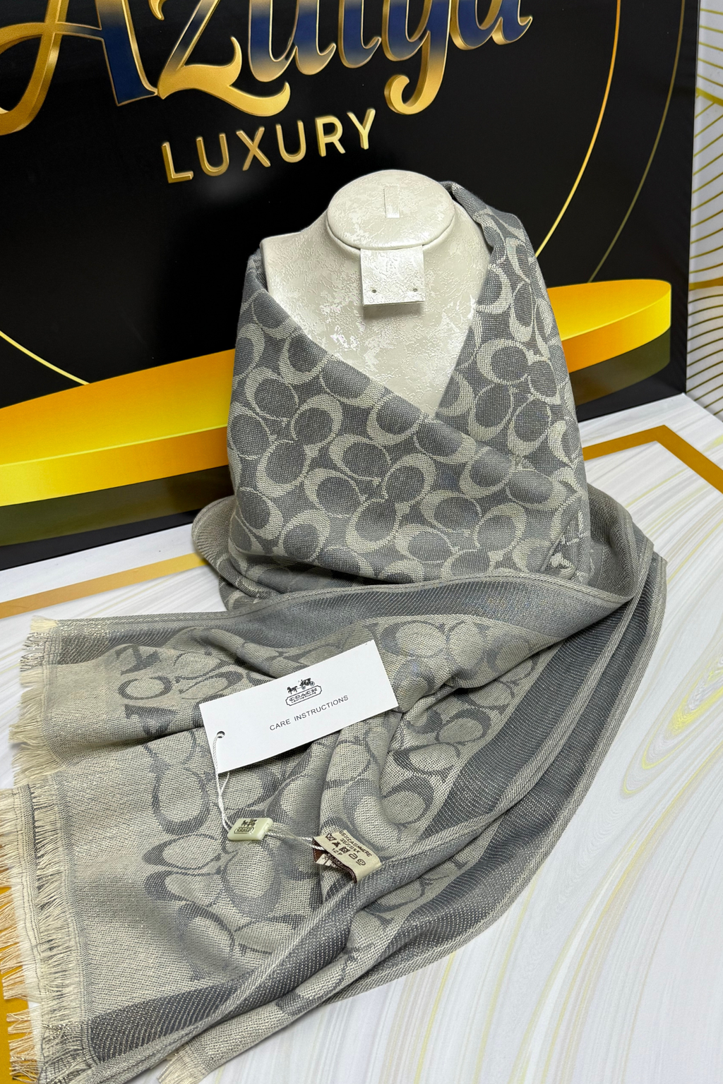 Écharpe gris perle à motif gris foncé
