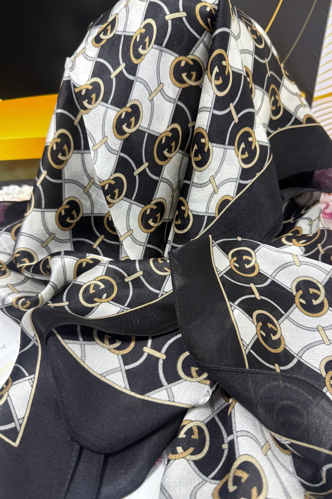 Châle Monogram Noir, Gris & Doré